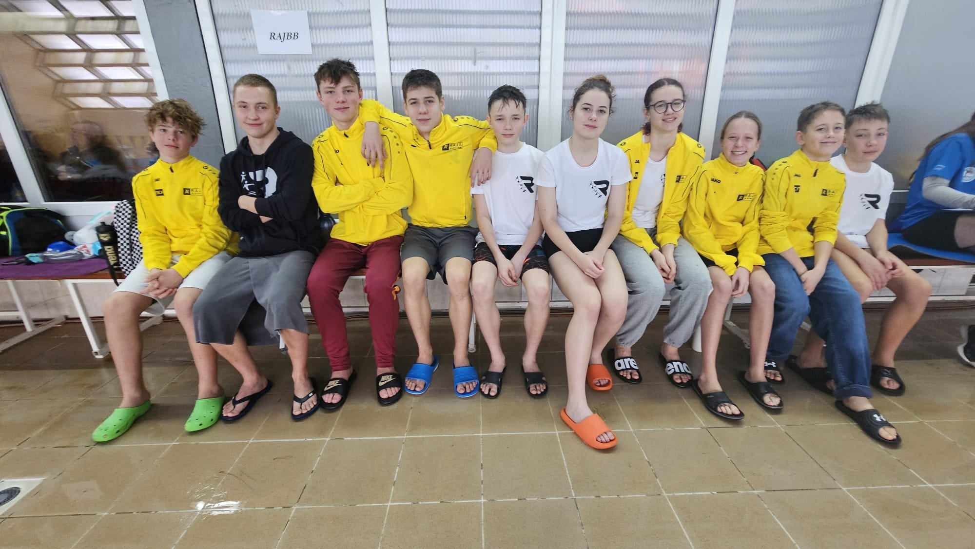 Moderní päťbojári na plaveckých pretekoch v Brezne